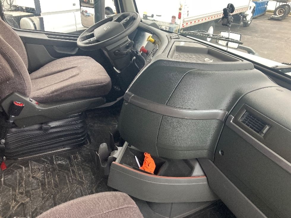 Sleeper Tractor-Heavy Duty Tractors-Volvo-2023-VNL64760-Cincinnati-OH-552,391\n\t\tmiles-$ 70,750 - Image 15