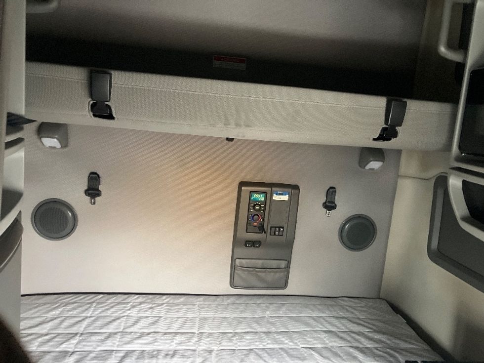 Sleeper Tractor-Heavy Duty Tractors-Volvo-2023-VNL64760-Cincinnati-OH-552,391\n\t\tmiles-$ 70,750 - Image 16