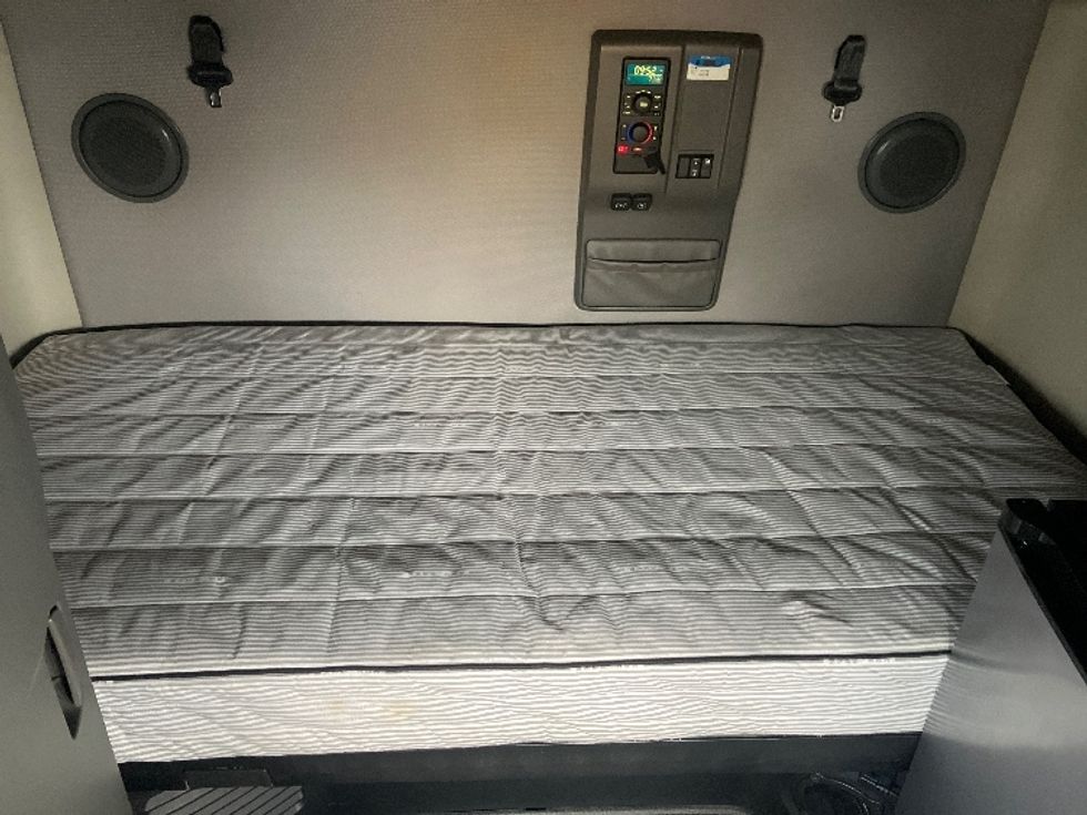 Sleeper Tractor-Heavy Duty Tractors-Volvo-2023-VNL64760-Cincinnati-OH-552,391\n\t\tmiles-$ 70,750 - Image 17