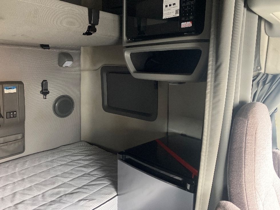 Sleeper Tractor-Heavy Duty Tractors-Volvo-2023-VNL64760-Cincinnati-OH-552,391\n\t\tmiles-$ 70,750 - Image 18