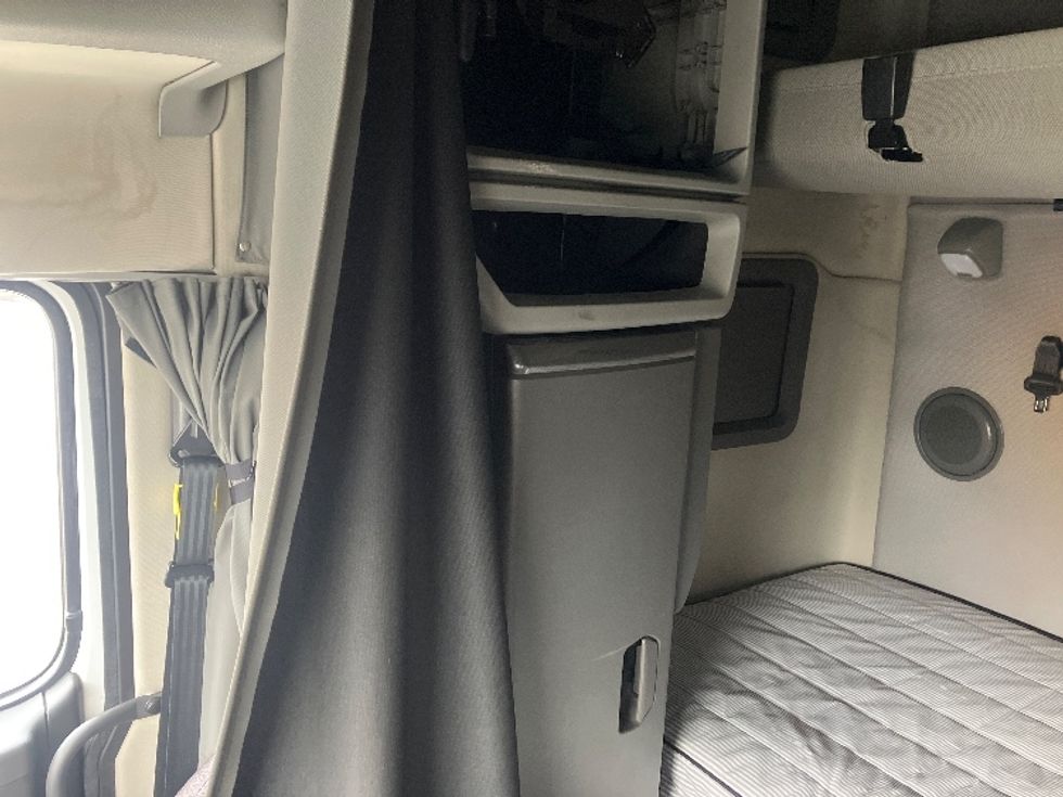 Sleeper Tractor-Heavy Duty Tractors-Volvo-2023-VNL64760-Cincinnati-OH-552,391\n\t\tmiles-$ 70,750 - Image 19