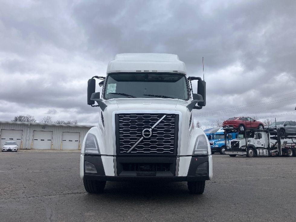 Sleeper Tractor-Heavy Duty Tractors-Volvo-2023-VNL64760-Cincinnati-OH-552,391\n\t\tmiles-$ 70,750 - Image 2