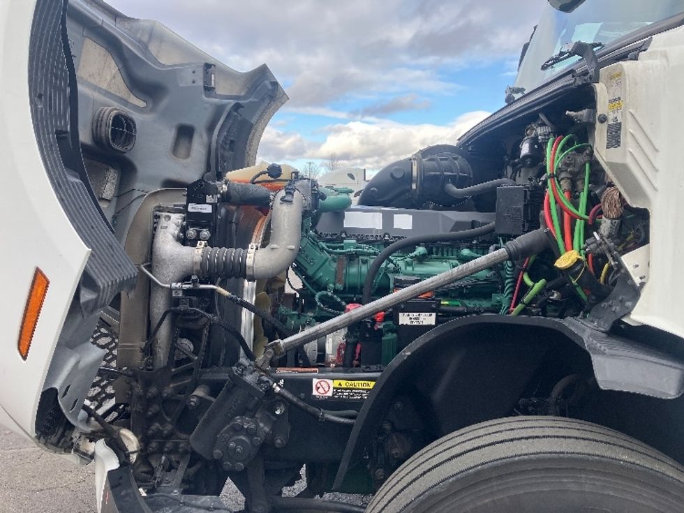 Sleeper Tractor-Heavy Duty Tractors-Volvo-2023-VNL64760-Cincinnati-OH-552,391\n\t\tmiles-$ 70,750 - Image 21