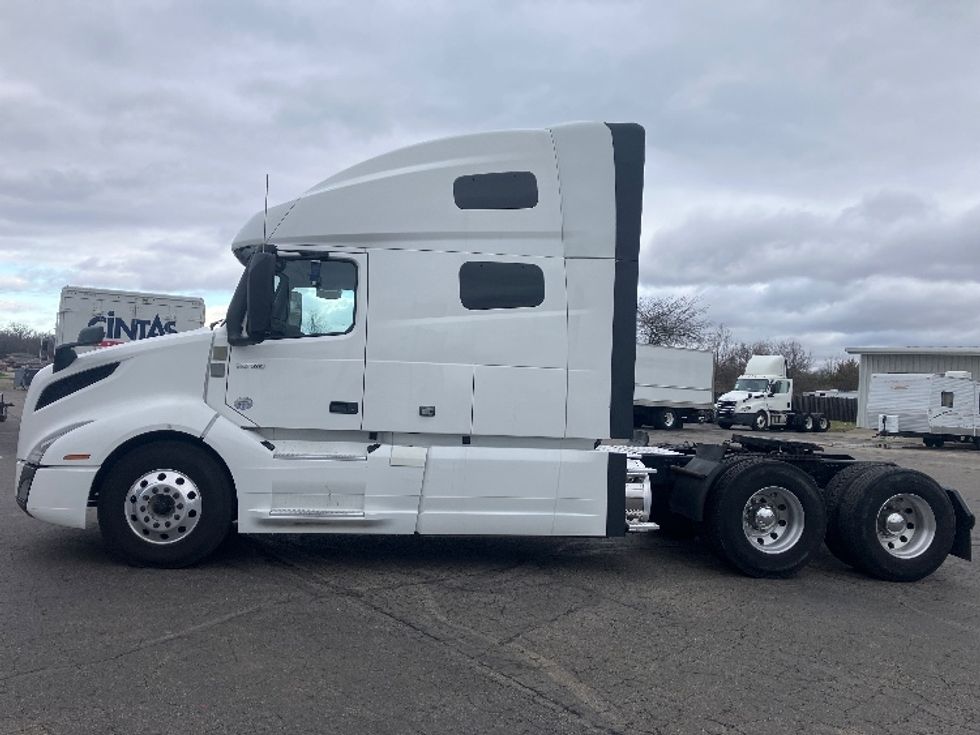 Sleeper Tractor-Heavy Duty Tractors-Volvo-2023-VNL64760-Cincinnati-OH-552,391\n\t\tmiles-$ 70,750 - Image 4