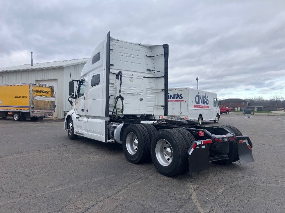 Sleeper Tractor-Heavy Duty Tractors-Volvo-2023-VNL64760-Cincinnati-OH-552,391\n\t\tmiles-$ 70,750 - Image 5