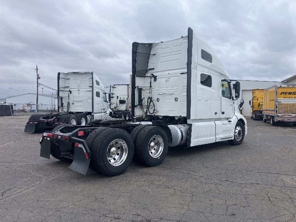 Sleeper Tractor-Heavy Duty Tractors-Volvo-2023-VNL64760-Cincinnati-OH-552,391\n\t\tmiles-$ 70,750 - Image 7