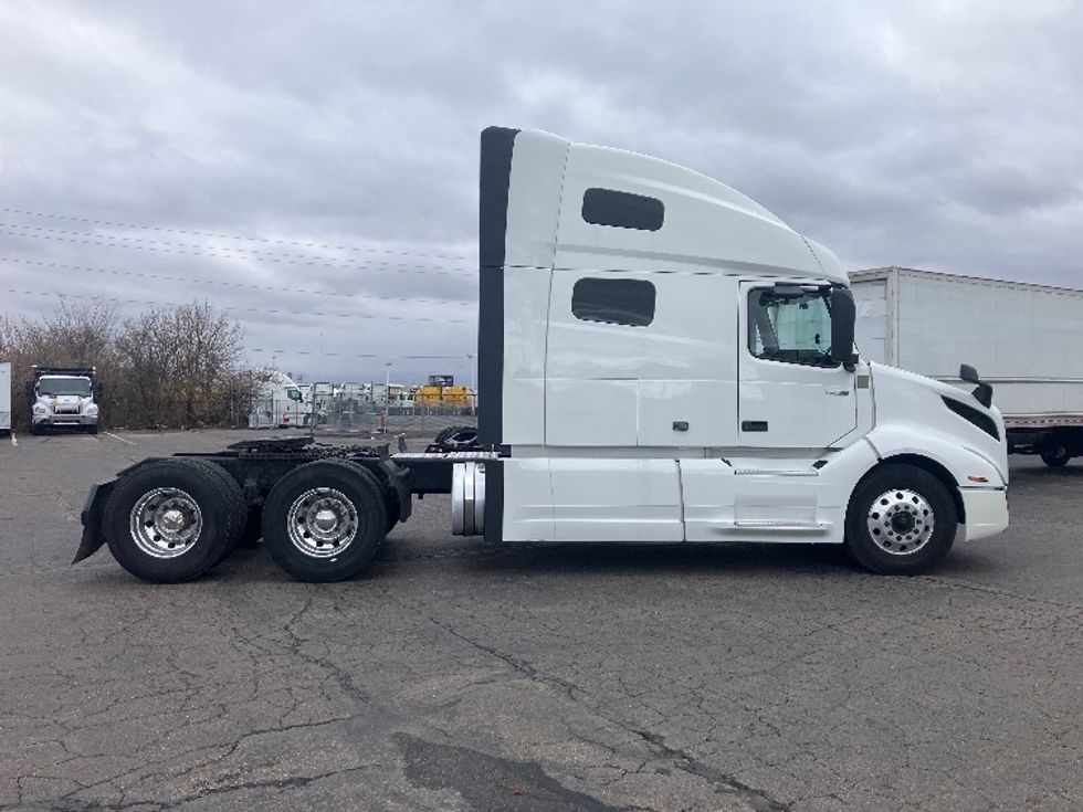 Sleeper Tractor-Heavy Duty Tractors-Volvo-2023-VNL64760-Cincinnati-OH-552,391\n\t\tmiles-$ 70,750 - Image 8