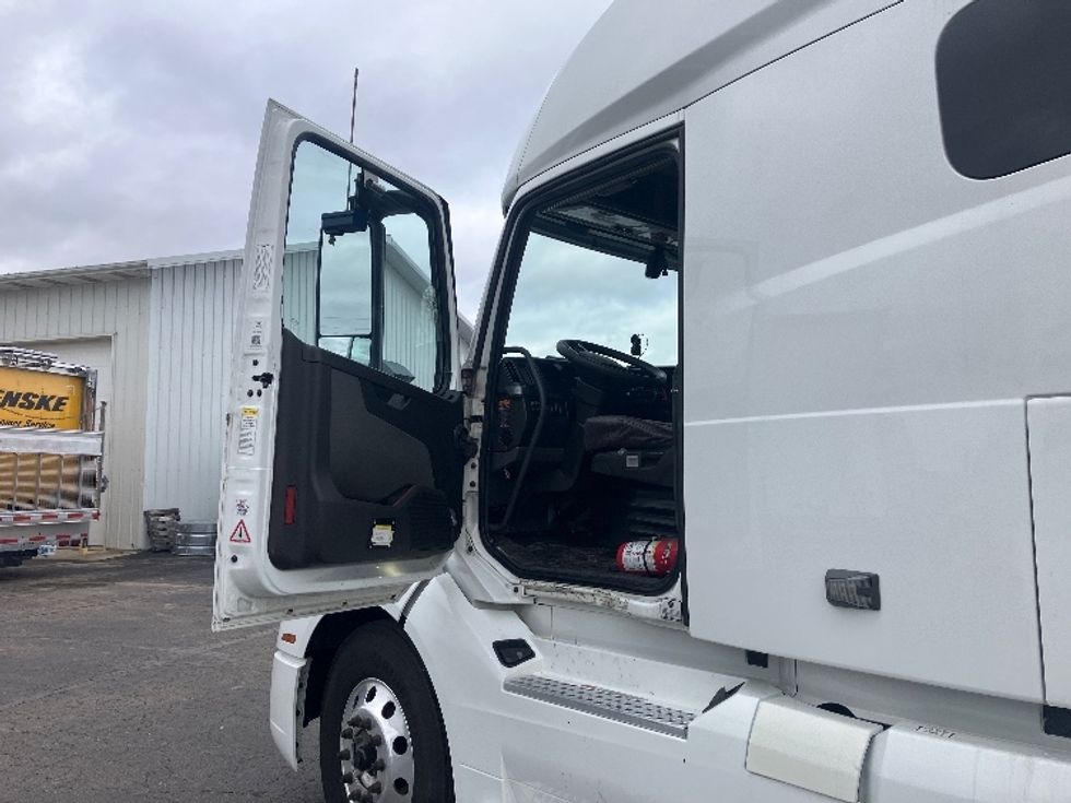 Sleeper Tractor-Heavy Duty Tractors-Volvo-2023-VNL64760-Cincinnati-OH-552,391\n\t\tmiles-$ 70,750 - Image 9