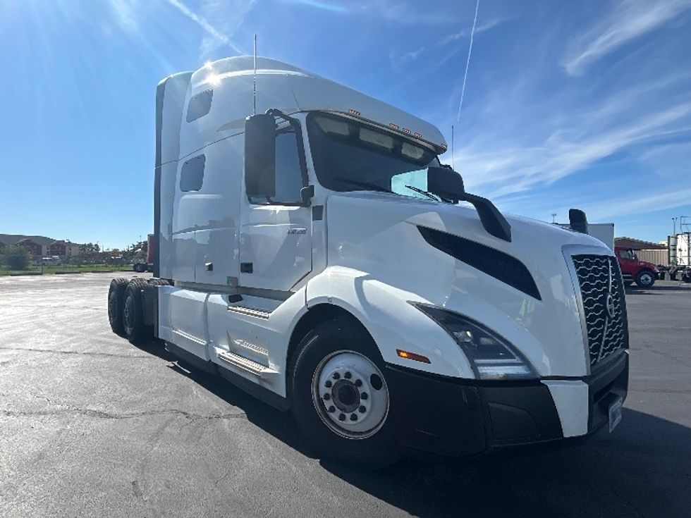 Sleeper Tractor-Heavy Duty Tractors-Volvo-2023-VNL64760-Columbus-OH-659,784\n\t\tmiles-$ 74,500 - Image 1