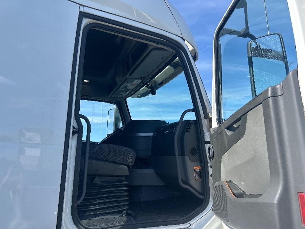 Sleeper Tractor-Heavy Duty Tractors-Volvo-2023-VNL64760-Columbus-OH-659,784\n\t\tmiles-$ 74,500 - Image 13