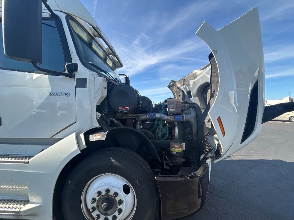 Sleeper Tractor-Heavy Duty Tractors-Volvo-2023-VNL64760-Columbus-OH-659,784\n\t\tmiles-$ 74,500 - Image 20