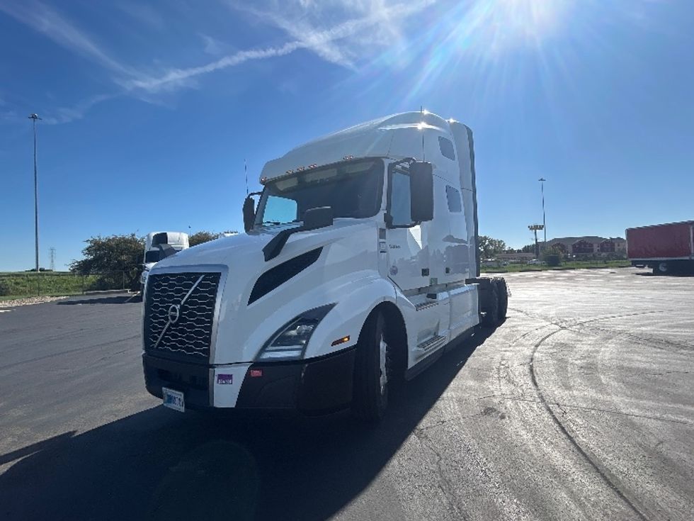 Sleeper Tractor-Heavy Duty Tractors-Volvo-2023-VNL64760-Columbus-OH-659,784\n\t\tmiles-$ 74,500 - Image 3