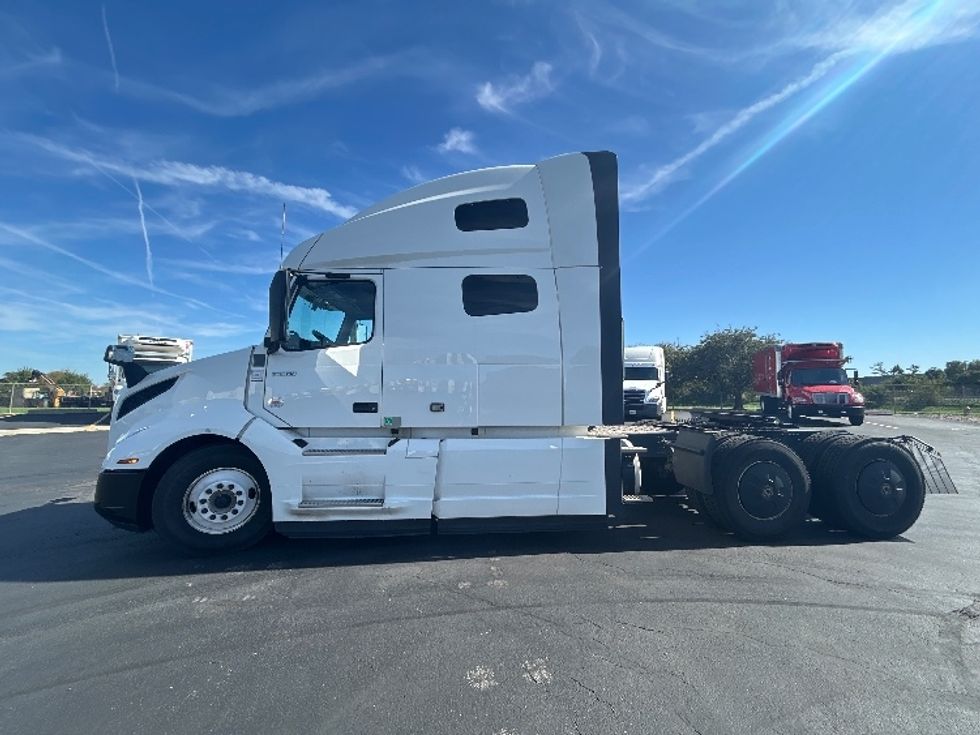 Sleeper Tractor-Heavy Duty Tractors-Volvo-2023-VNL64760-Columbus-OH-659,784\n\t\tmiles-$ 74,500 - Image 4