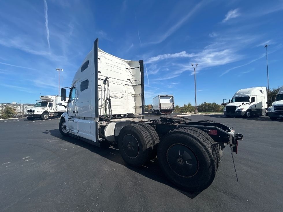 Sleeper Tractor-Heavy Duty Tractors-Volvo-2023-VNL64760-Columbus-OH-659,784\n\t\tmiles-$ 74,500 - Image 5