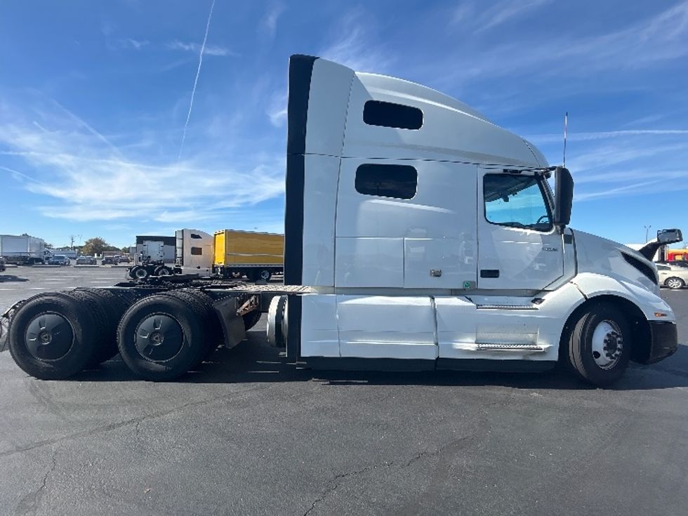 Sleeper Tractor-Heavy Duty Tractors-Volvo-2023-VNL64760-Columbus-OH-659,784\n\t\tmiles-$ 74,500 - Image 8