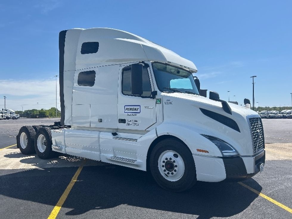 Sleeper Tractor-Heavy Duty Tractors-Volvo-2023-VNL64760-Cookeville-TN-485,657\n\t\tmiles-$ 80,750 - Image 1