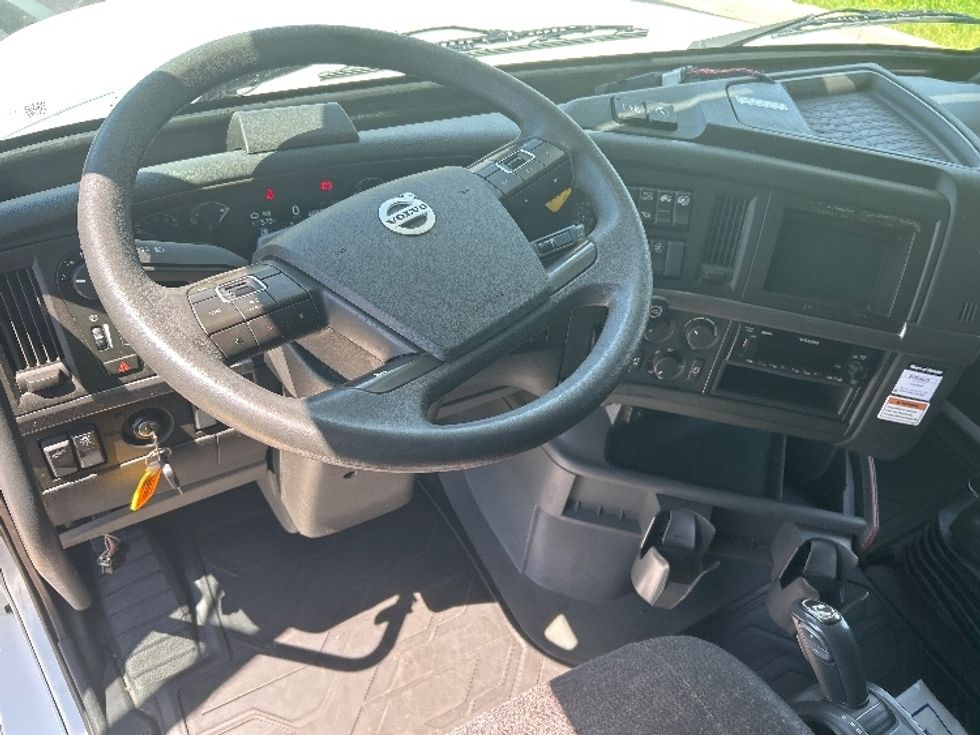 Sleeper Tractor-Heavy Duty Tractors-Volvo-2023-VNL64760-Cookeville-TN-485,657\n\t\tmiles-$ 80,750 - Image 11