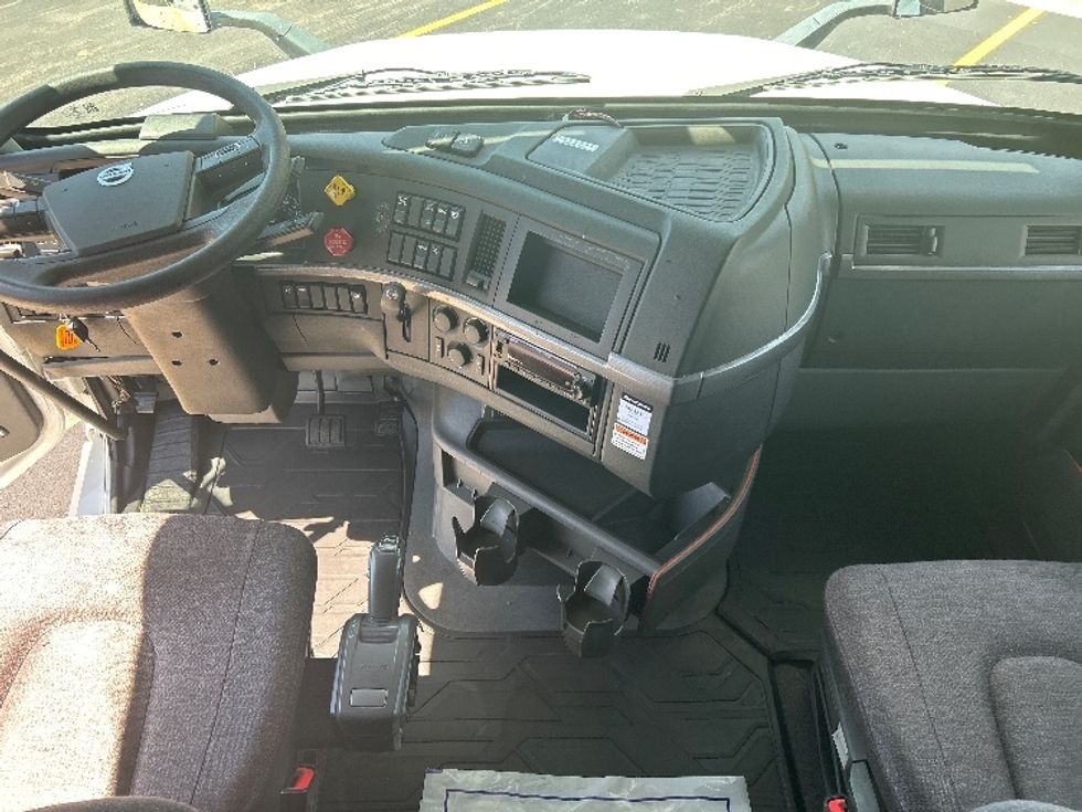 Sleeper Tractor-Heavy Duty Tractors-Volvo-2023-VNL64760-Cookeville-TN-485,657\n\t\tmiles-$ 80,750 - Image 12