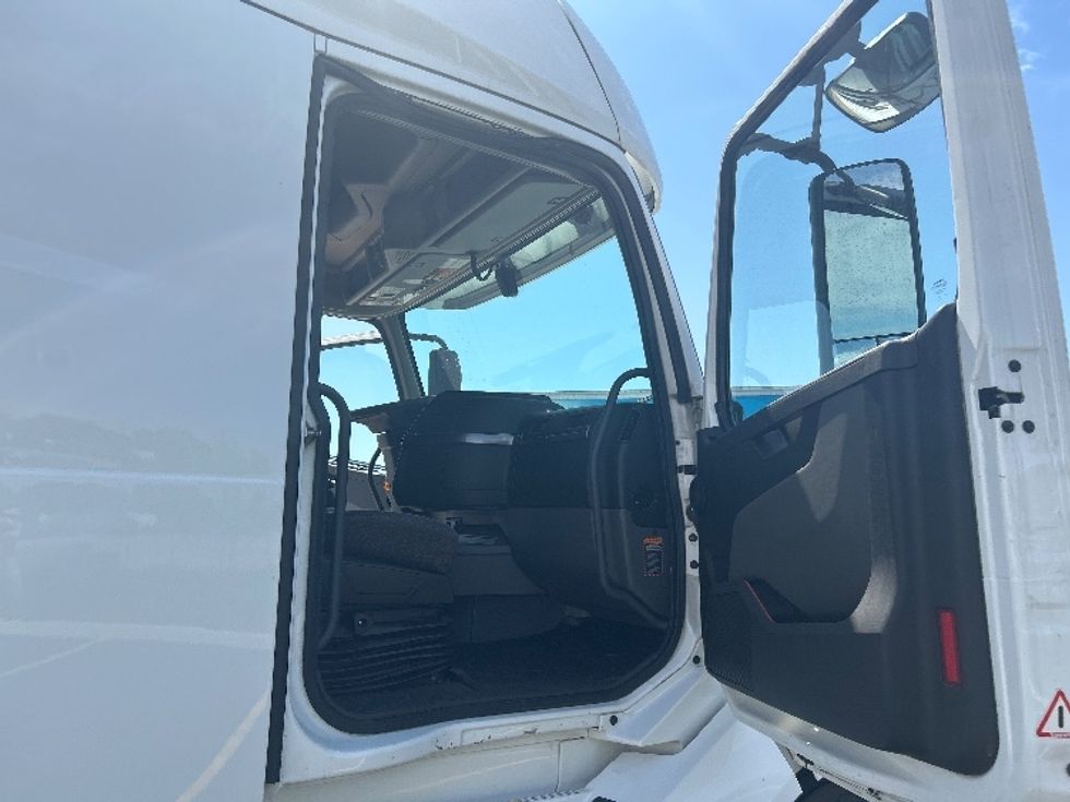 Sleeper Tractor-Heavy Duty Tractors-Volvo-2023-VNL64760-Cookeville-TN-485,657\n\t\tmiles-$ 80,750 - Image 13