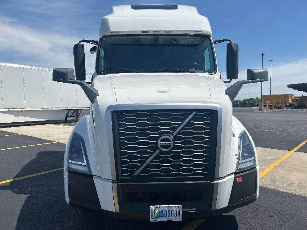 Sleeper Tractor-Heavy Duty Tractors-Volvo-2023-VNL64760-Cookeville-TN-485,657\n\t\tmiles-$ 80,750 - Image 2