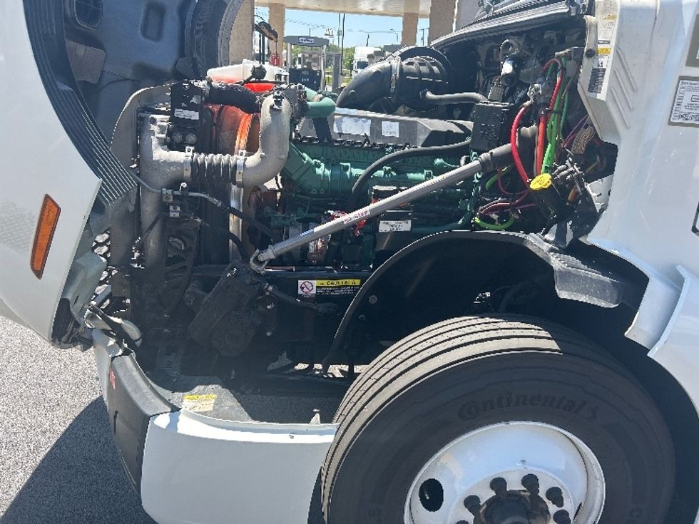 Sleeper Tractor-Heavy Duty Tractors-Volvo-2023-VNL64760-Cookeville-TN-485,657\n\t\tmiles-$ 80,750 - Image 21