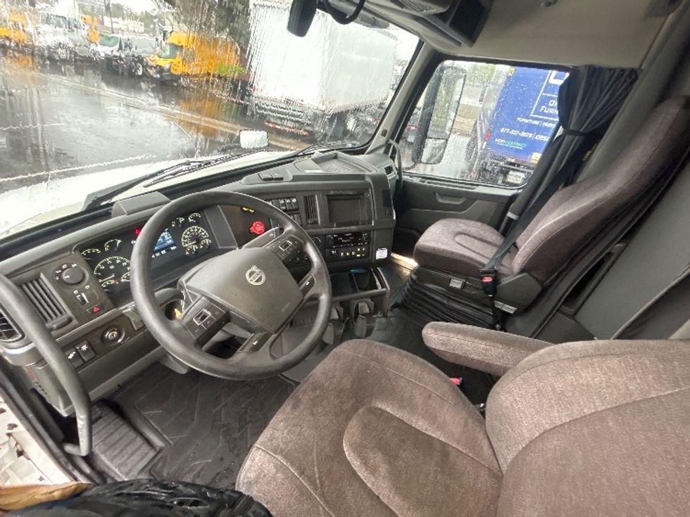 Sleeper Tractor-Heavy Duty Tractors-Volvo-2023-VNL64760-Corona-CA-558,304\n\t\tmiles-$ 74,500 - Image 10