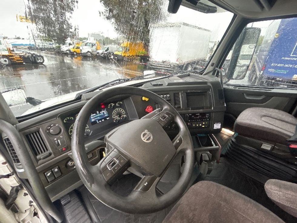 Sleeper Tractor-Heavy Duty Tractors-Volvo-2023-VNL64760-Corona-CA-558,304\n\t\tmiles-$ 74,500 - Image 11