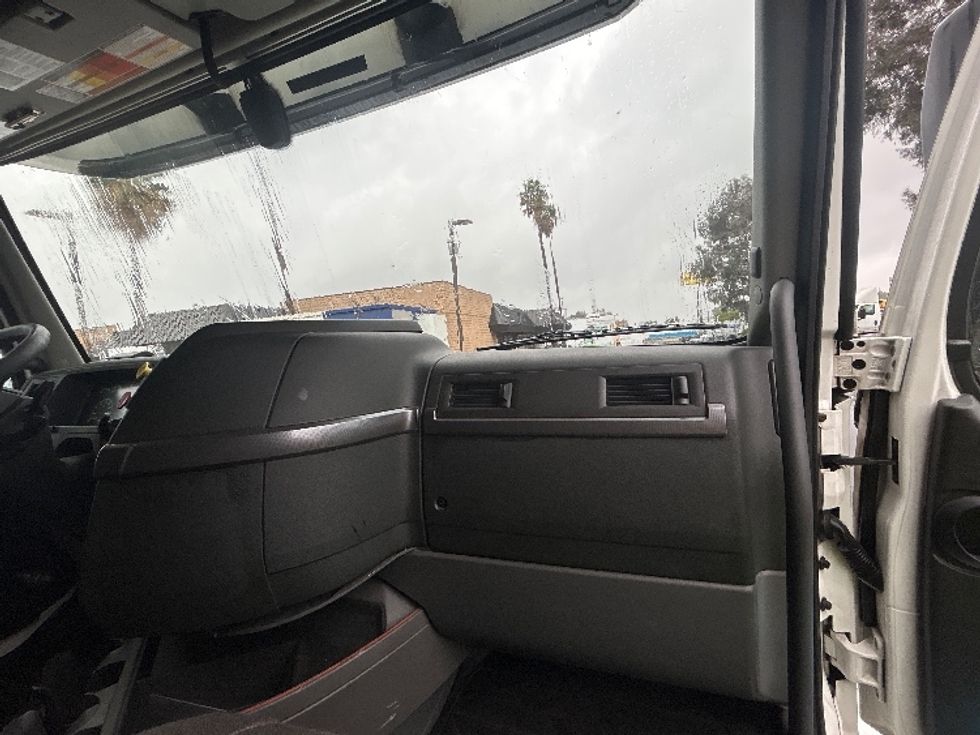 Sleeper Tractor-Heavy Duty Tractors-Volvo-2023-VNL64760-Corona-CA-558,304\n\t\tmiles-$ 74,500 - Image 14