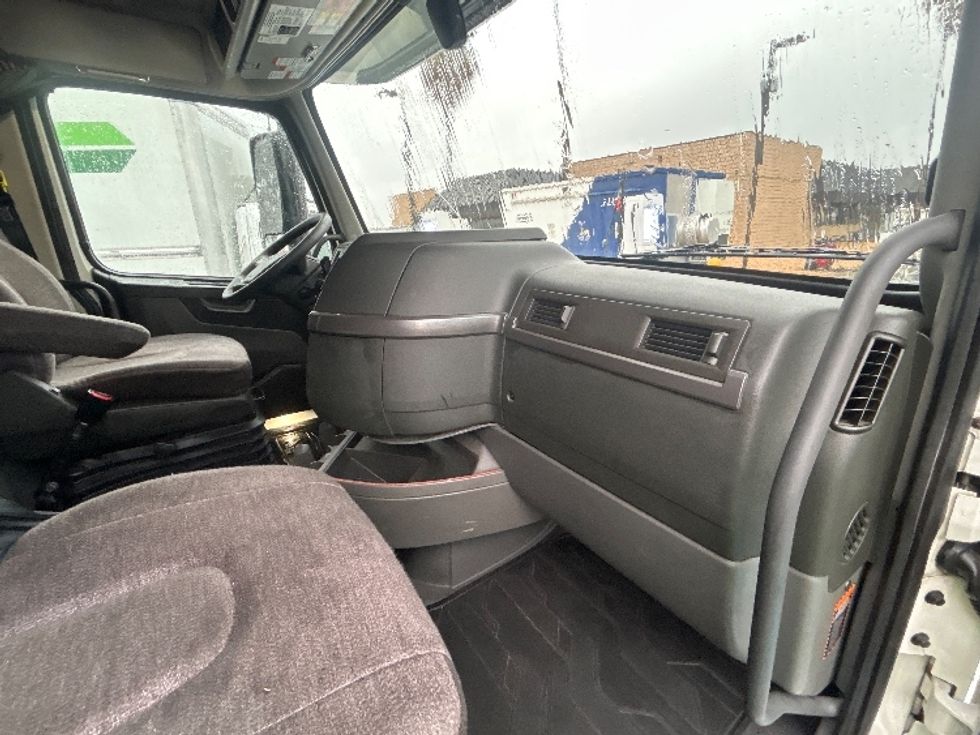 Sleeper Tractor-Heavy Duty Tractors-Volvo-2023-VNL64760-Corona-CA-558,304\n\t\tmiles-$ 74,500 - Image 15