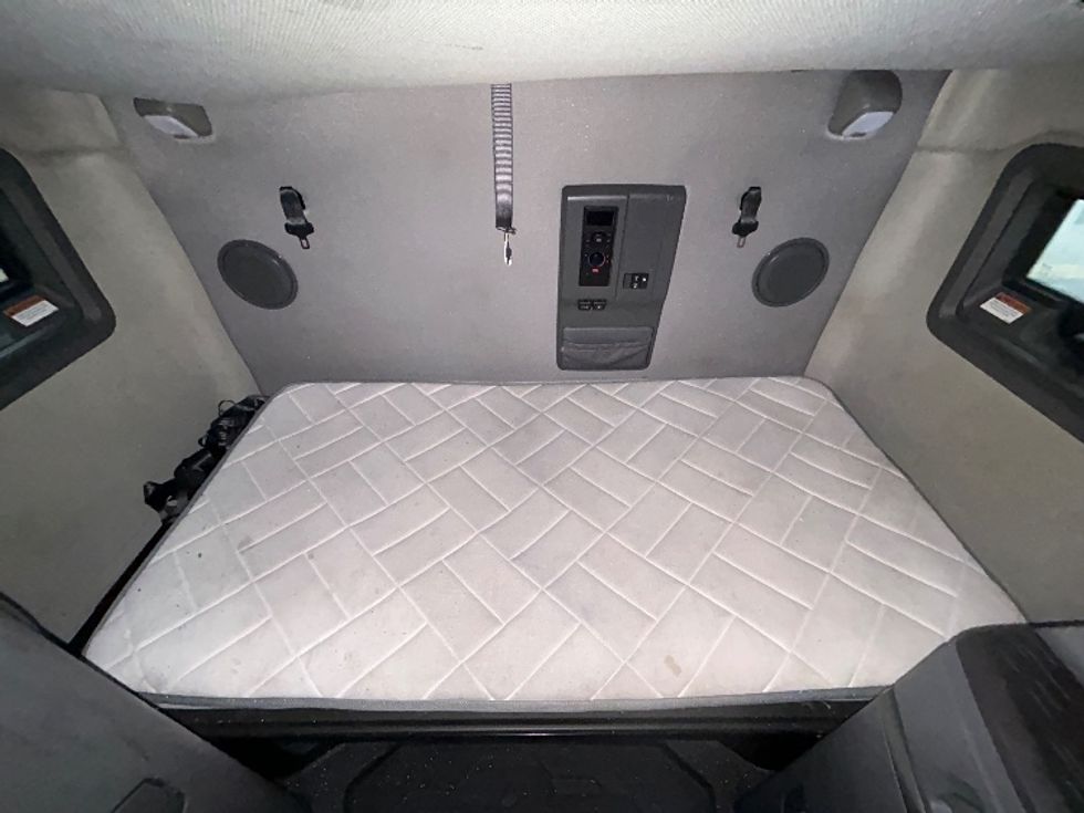 Sleeper Tractor-Heavy Duty Tractors-Volvo-2023-VNL64760-Corona-CA-558,304\n\t\tmiles-$ 74,500 - Image 17