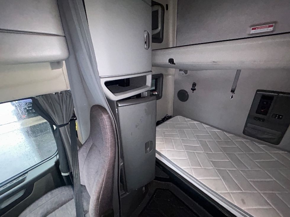 Sleeper Tractor-Heavy Duty Tractors-Volvo-2023-VNL64760-Corona-CA-558,304\n\t\tmiles-$ 74,500 - Image 19