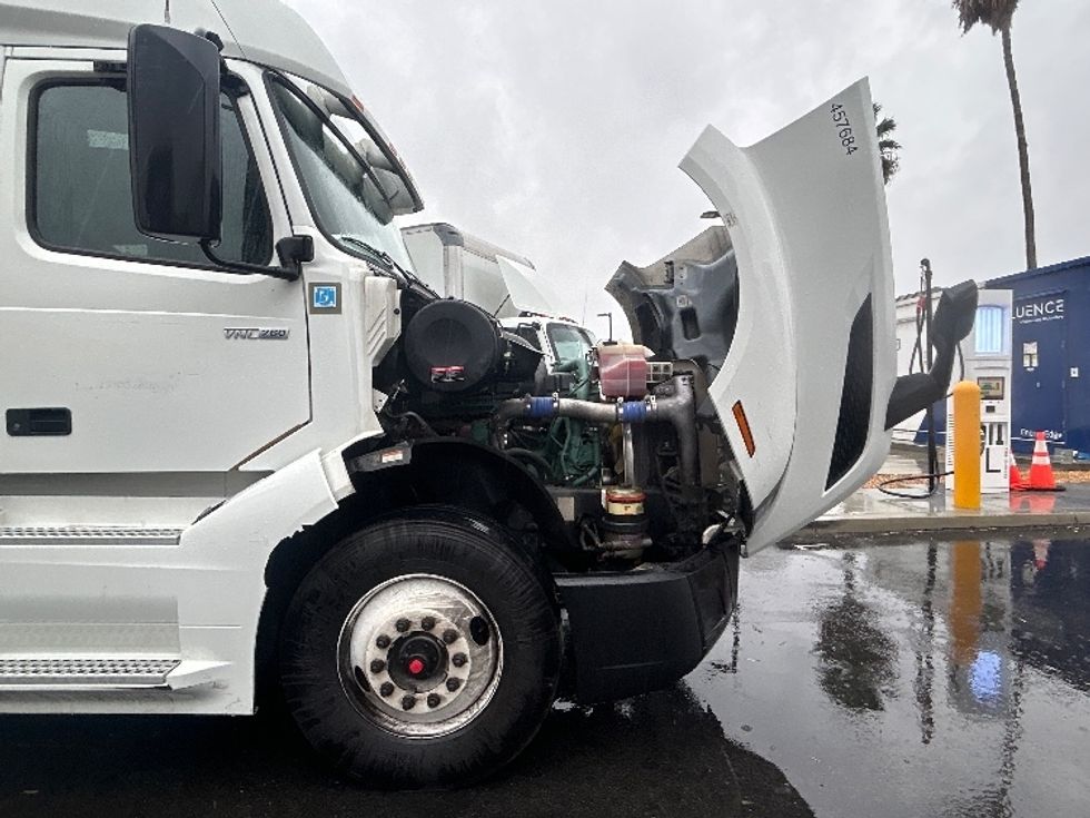 Sleeper Tractor-Heavy Duty Tractors-Volvo-2023-VNL64760-Corona-CA-558,304\n\t\tmiles-$ 74,500 - Image 20