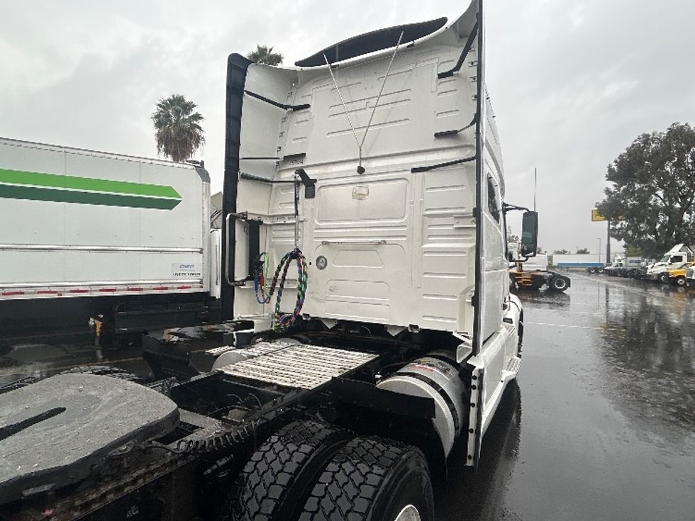 Sleeper Tractor-Heavy Duty Tractors-Volvo-2023-VNL64760-Corona-CA-558,304\n\t\tmiles-$ 74,500 - Image 23