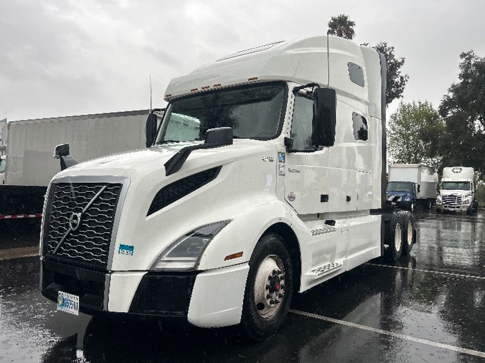 Sleeper Tractor-Heavy Duty Tractors-Volvo-2023-VNL64760-Corona-CA-558,304\n\t\tmiles-$ 74,500 - Image 3