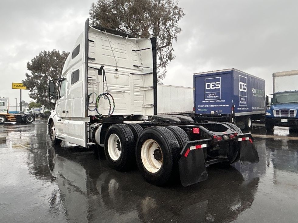 Sleeper Tractor-Heavy Duty Tractors-Volvo-2023-VNL64760-Corona-CA-558,304\n\t\tmiles-$ 74,500 - Image 5