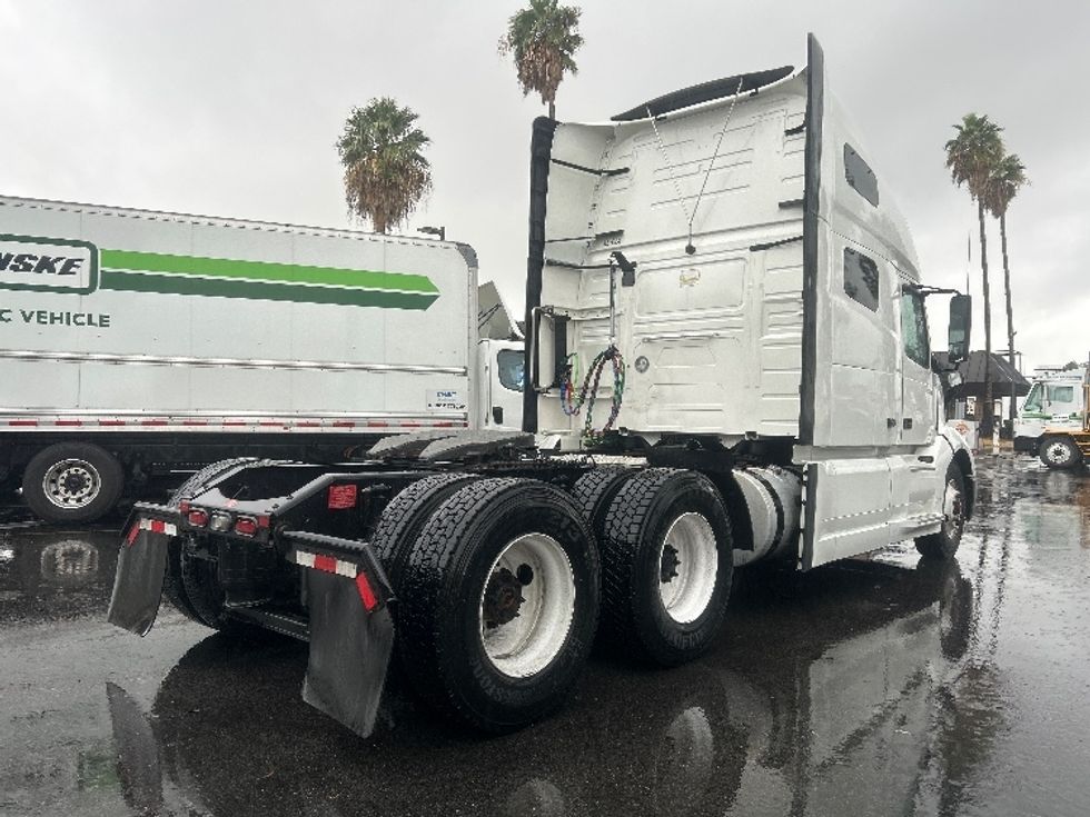 Sleeper Tractor-Heavy Duty Tractors-Volvo-2023-VNL64760-Corona-CA-558,304\n\t\tmiles-$ 74,500 - Image 7