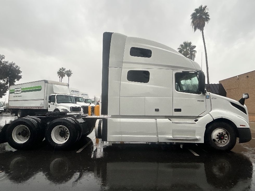Sleeper Tractor-Heavy Duty Tractors-Volvo-2023-VNL64760-Corona-CA-558,304\n\t\tmiles-$ 74,500 - Image 8