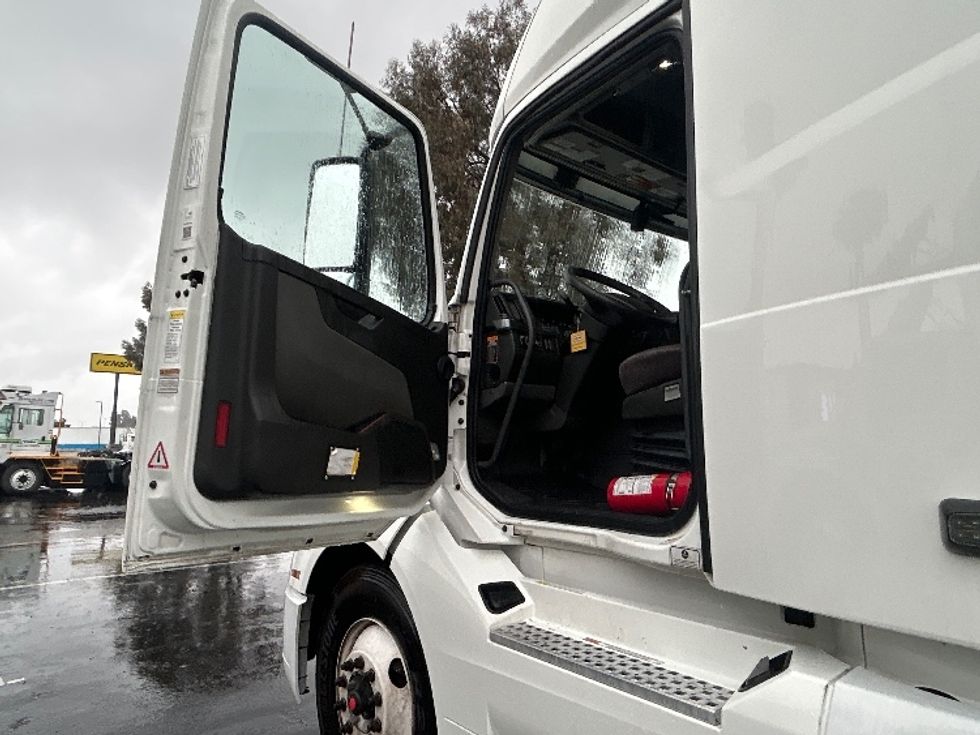 Sleeper Tractor-Heavy Duty Tractors-Volvo-2023-VNL64760-Corona-CA-558,304\n\t\tmiles-$ 74,500 - Image 9