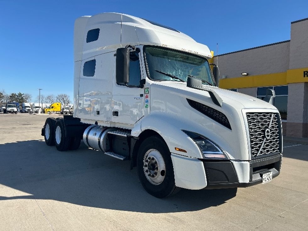 Sleeper Tractor-Heavy Duty Tractors-Volvo-2023-VNL64760-Dallas-TX-341,495\n\t\tmiles-$ 96,750 - Image 1