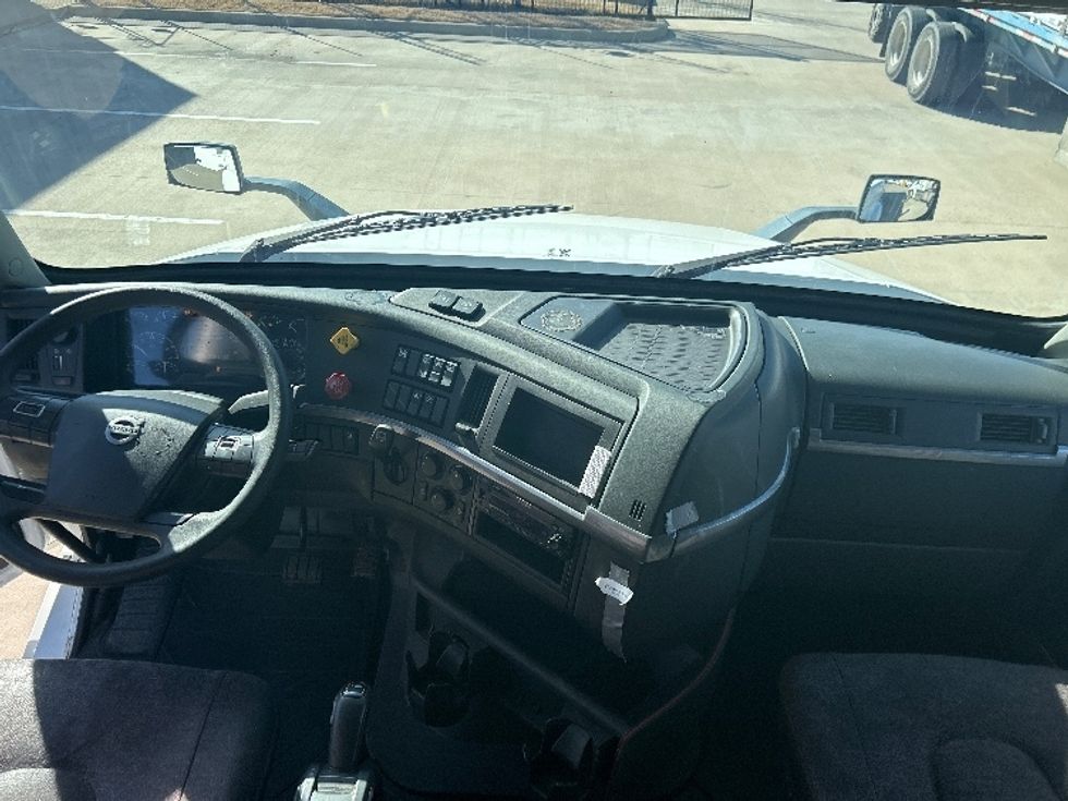 Sleeper Tractor-Heavy Duty Tractors-Volvo-2023-VNL64760-Dallas-TX-341,495\n\t\tmiles-$ 96,750 - Image 12