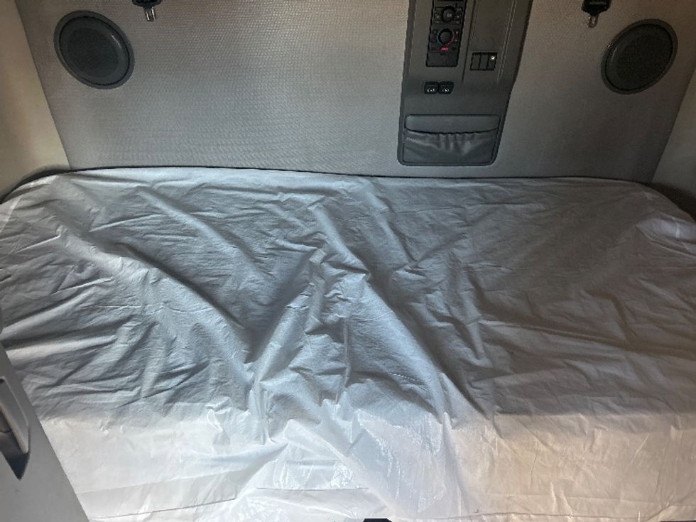 Sleeper Tractor-Heavy Duty Tractors-Volvo-2023-VNL64760-Dallas-TX-341,495\n\t\tmiles-$ 96,750 - Image 16