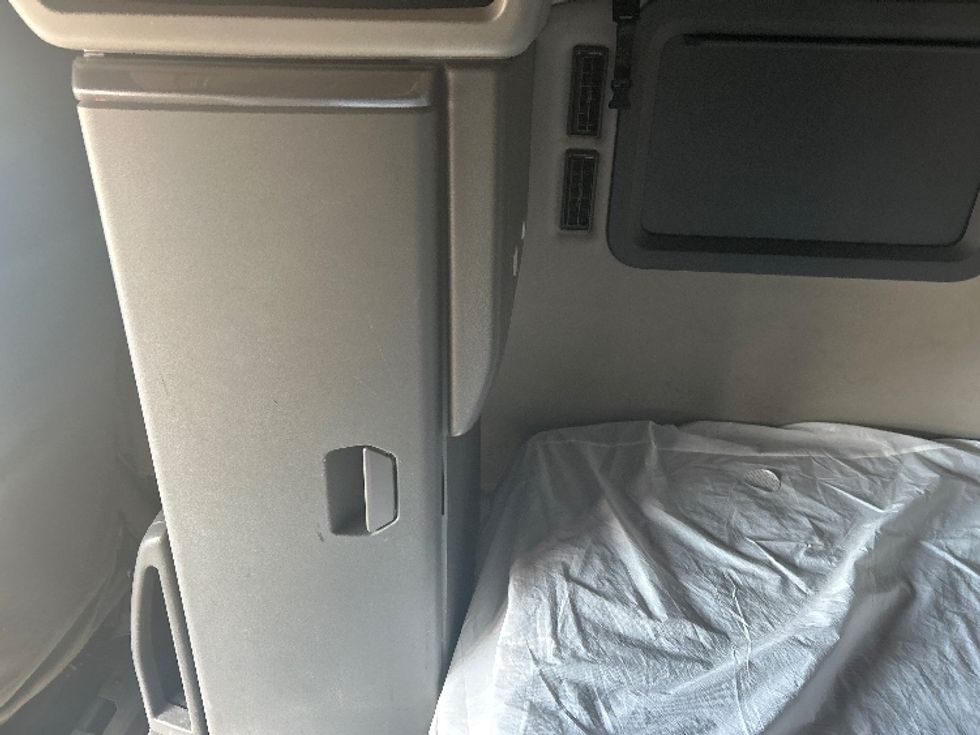 Sleeper Tractor-Heavy Duty Tractors-Volvo-2023-VNL64760-Dallas-TX-341,495\n\t\tmiles-$ 96,750 - Image 19