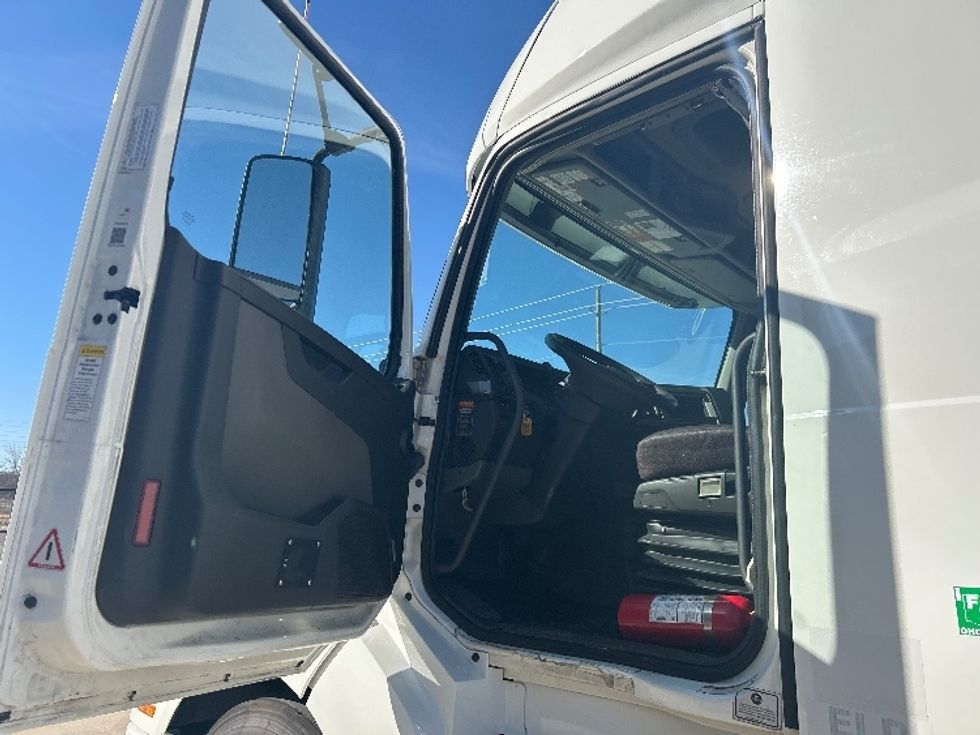 Sleeper Tractor-Heavy Duty Tractors-Volvo-2023-VNL64760-Dallas-TX-341,495\n\t\tmiles-$ 96,750 - Image 9