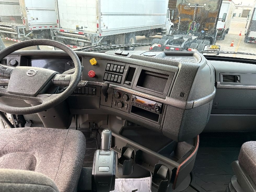 Sleeper Tractor-Heavy Duty Tractors-Volvo-2023-VNL64760-Dallas-TX-454,500\n\t\tmiles-$ 85,250 - Image 12