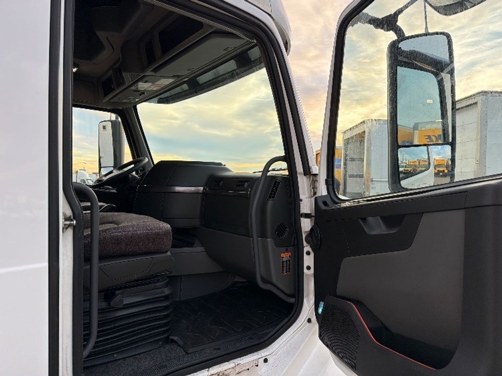 Sleeper Tractor-Heavy Duty Tractors-Volvo-2023-VNL64760-Dallas-TX-454,500\n\t\tmiles-$ 85,250 - Image 13