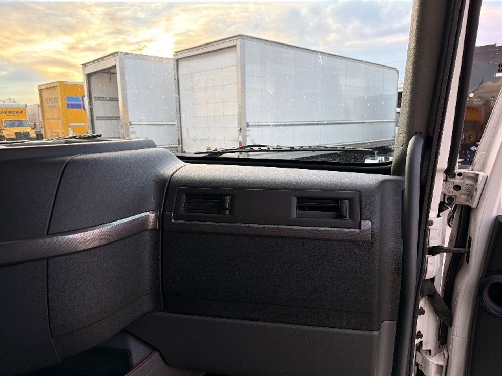 Sleeper Tractor-Heavy Duty Tractors-Volvo-2023-VNL64760-Dallas-TX-454,500\n\t\tmiles-$ 85,250 - Image 14