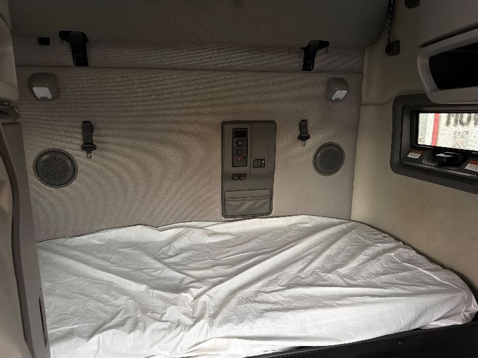 Sleeper Tractor-Heavy Duty Tractors-Volvo-2023-VNL64760-Dallas-TX-454,500\n\t\tmiles-$ 85,250 - Image 16