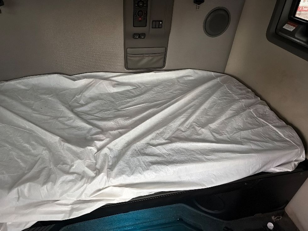 Sleeper Tractor-Heavy Duty Tractors-Volvo-2023-VNL64760-Dallas-TX-454,500\n\t\tmiles-$ 85,250 - Image 17