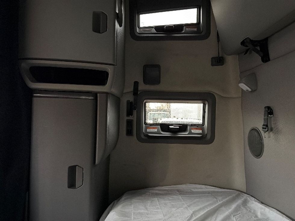 Sleeper Tractor-Heavy Duty Tractors-Volvo-2023-VNL64760-Dallas-TX-454,500\n\t\tmiles-$ 85,250 - Image 19