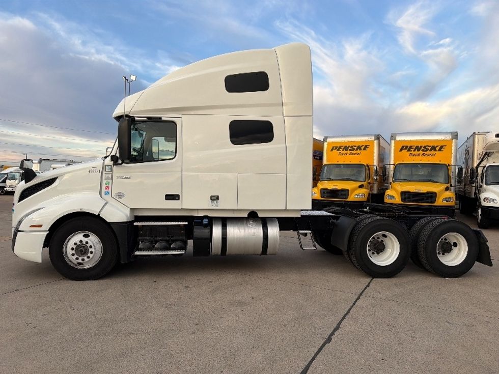 Sleeper Tractor-Heavy Duty Tractors-Volvo-2023-VNL64760-Dallas-TX-454,500\n\t\tmiles-$ 85,250 - Image 4